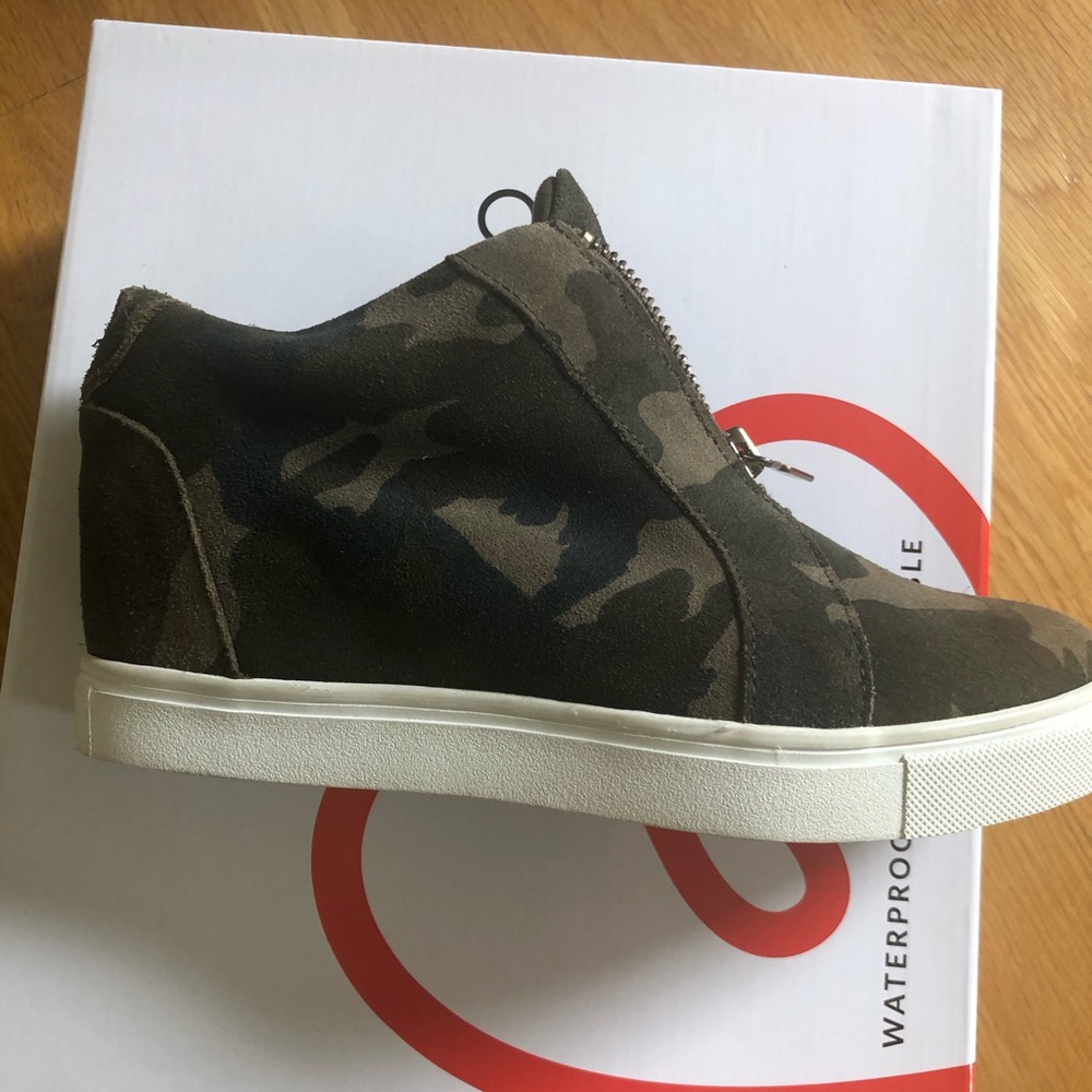 New Blondo Glenda Wedge Sneaker size 6